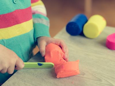 Τα οφέλη του παιχνιδιού με πλαστελίνη στα παιδιά