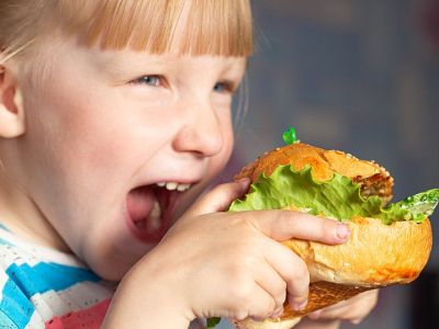 Μαμά εξηγεί γιατί επιτρέπει στα παιδιά της να τρώνε junk food