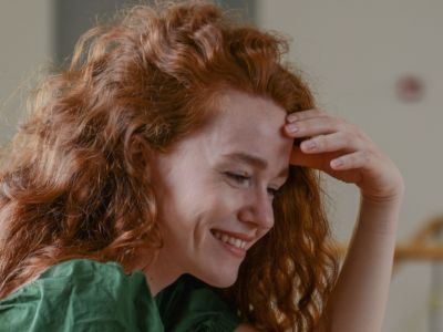 Πέφτουν τα μαλλιά σου; 3 μύθοι που πρέπει να βγάλεις από το μυαλό σου asap