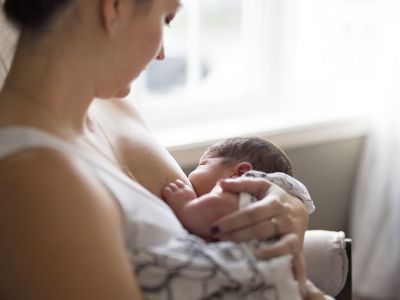 Έρευνα: Πώς συνδέεται ο θηλασμός με την επιλόχεια κατάθλιψη;