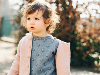 Το κόλπο για να βάλει ένα μωρό μόνο του το μπουφάν (βίντεο)