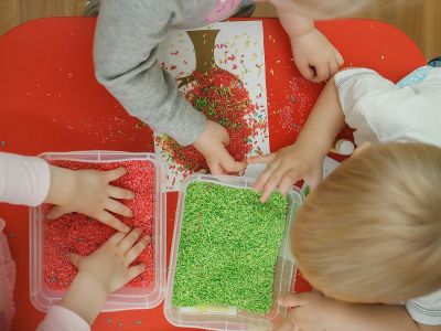 Αισθητηριακά παιχνίδια με ρύζι για παιδιά