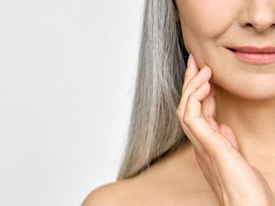 Εμμηνόπαυση: Οι επιπτώσεις στην επιδερμίδα & πώς θα τις προλάβετε (εικόνες)