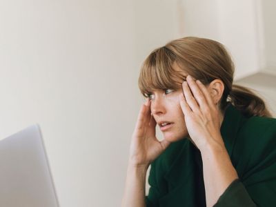 Εργασιακό στρες: Με ποια συμπτώματα εκδηλώνεται (εικόνες)