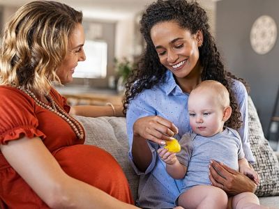 Στη φίλη μου που έκανε παιδί πριν από μένα: «Λυπάμαι που σε έκρινα»