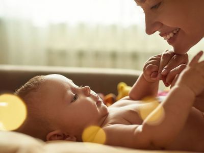Attachment Parenting: Πώς επιτυγχάνεται η συναισθηματική ασφάλεια στα παιδιά