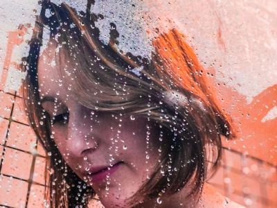 Ο απίστευτος λόγος που δεν πρέπει να ρίχνεις νερό στο πρόσωπό σου την ώρα του μπάνιου