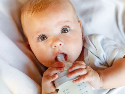 Μπορώ να ζεστάνω το γάλα του μωρού στον φούρνο μικροκυμάτων;