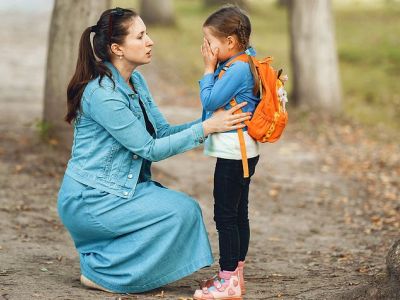 Δέκα φράσεις που δεν πρέπει να λέτε στο παιδί σας όταν κλαίει (εικόνες)