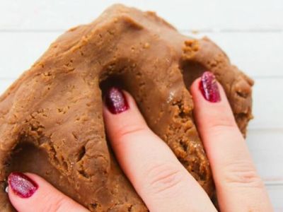 Βρώσιμη, σοκολατένια πλαστελίνη με τέσσερα υλικά – Πώς θα τη φτιάξετε