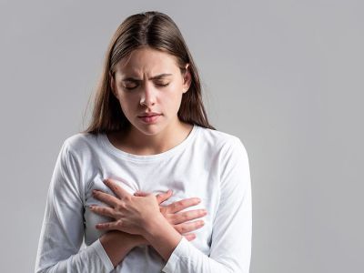 Γιατί πονάω στο στήθος εκτός περιόδου;