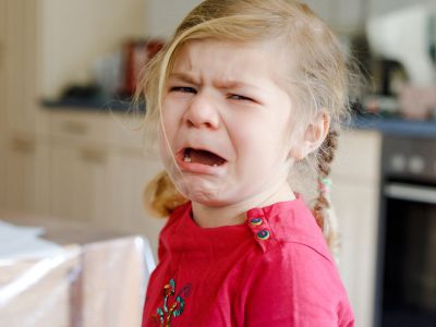Πώς μπορούμε να βοηθήσουμε το παιδί να διαχειριστεί τον θυμό του (εικόνες)