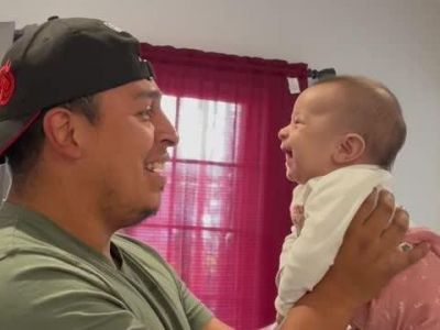 Η μικρή ξεκαρδίζεται στα γέλια με όσα της λέει ο μπαμπάς της (vid)