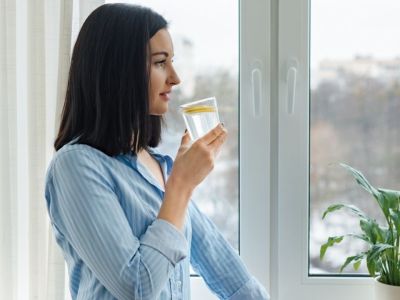 Νερό με λεμόνι το πρωί: 7 οφέλη για την υγεία (εικόνες)