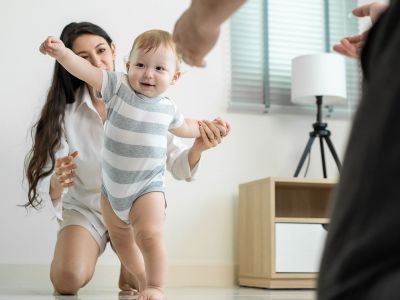 Σημάδια που μαρτυρούν ότι το μωρό είναι έτοιμο να περπατήσει (εικόνες)