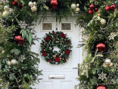 Τα Χριστούγεννα από την πόρτα φαίνονται! 10 ιδέες για να την κάνεις πιο festive από ποτέ