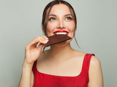 Μαύρη σοκολάτα: Τα οφέλη για τη σωματική και την ψυχική υγεία (εικόνες)