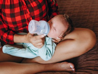 Πόσο γάλα χωράει το στομάχι του μωρού σας τις πρώτες δύο εβδομάδες της ζωής του