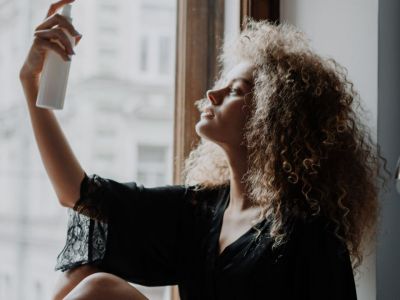 9 setting sprays για σταθεροποίηση του μακιγιάζ