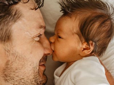 Μπαμπάδες εν δράσει: Μοναδικές φωτογραφίες μπαμπάδων με τα μωρά τους