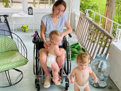 Μαμά σε αναπηρικό καροτσάκι περιγράφει πώς είναι η καθημερινότητα με τις κόρες της