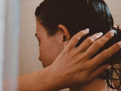 Πώς να λούσεις τα μαλλιά σου σωστά σε 6 απλά βήματα