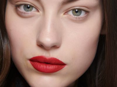 10 κόκκινα κραγιόν ιδανικά για τις γιορτές των Χριστουγέννων