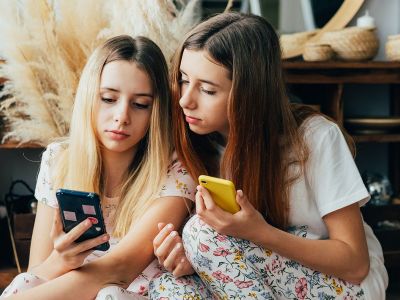 Έρευνα: Οι γονείς υποτιμούν τη χρήση των social media από τους εφήβους