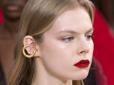 Τα glitter χείλη είναι η νέα τάση στο μακιγιάζ - Πώς θα τα πετύχεις