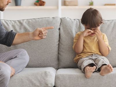 Πρέπει να μαλώνουμε ένα ξένο παιδί όταν έχει ξεπεράσει τα όρια ή όχι;