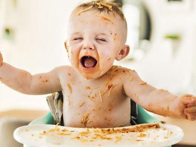 Γιατί πρέπει να αφήνετε τα παιδιά σας να παίζουν ακόμη και με το φαγητό τους