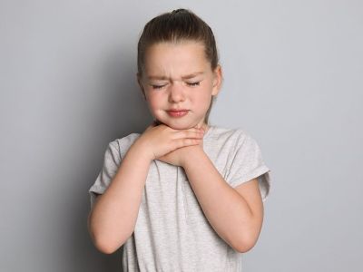 Φυσικές θεραπείες για τον πονόλαιμο για γονείς και παιδιά