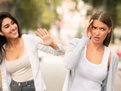 Πώς θα βγάλεις μια τοξική φίλη από τη ζωή σου