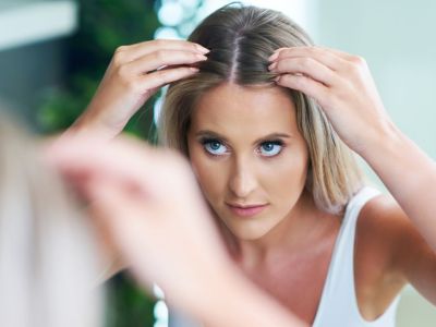 Γερνάνε και τα μαλλιά μας: Δείτε τις αιτίες (εικόνες)