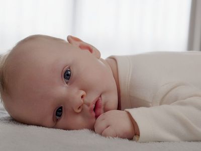 Γιατί το μωρό κοιτάζει επίμονα κάτι – Πέντε πιθανοί λόγοι