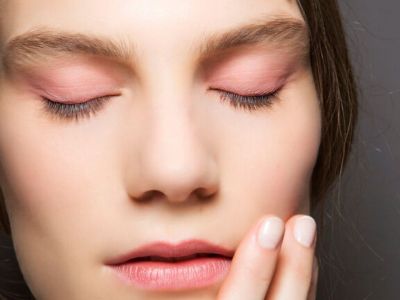 Tips μακιγιάζ για να μη φαίνονται οι ρυτίδες γύρω από τα μάτια