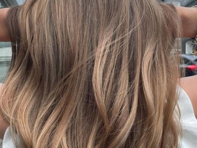 To milk tea hair color trend είναι η μεγαλύτερη τάση στα χρώματα μαλλιών το 2022