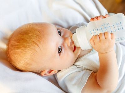 Μπορούν τα βρέφη να πίνουν κρύο γάλα; Πλεονεκτήματα και μειονεκτήματα