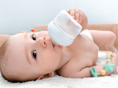 Γιατί τα μωρά δεν κάνει να πίνουν νερό πριν τον έκτο μήνα;
