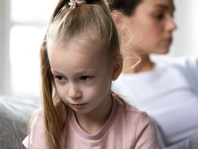 Πώς να διορθώνουμε τη συμπεριφορά του παιδιού μπροστά στους άλλους