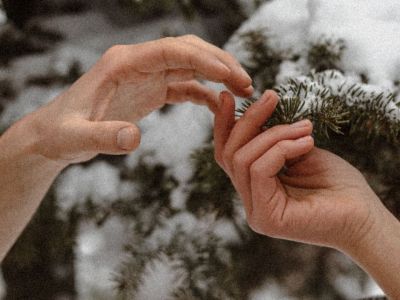 3 tips για να ανακουφίσεις τα σκασμένα από το κρύο χέρια σου