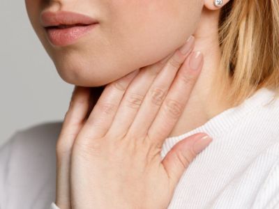 Πονόλαιμος: Τα συμπτώματα που επιβάλλουν να σας δει γιατρός (εικόνες)