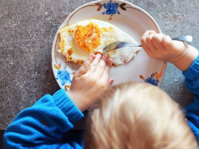 Κάνει τα παιδιά να τρώνε αυγό κάθε μέρα;