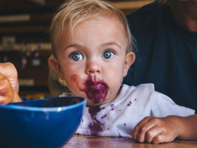 Baby led weaning: Τι να λέτε σε ένα παιδί όταν δημιουργεί χαμό με το φαγητό του
