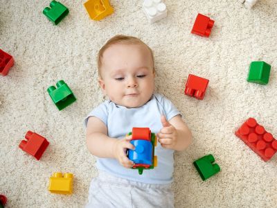 Τι είδους παιχνίδια μπορεί να έχει στο δωμάτιό του ένα μωρό έως 6 μηνών