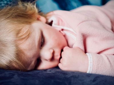 Πώς θα ξέρετε ότι το παιδί σας πρέπει να πάρει έναν υπνάκο