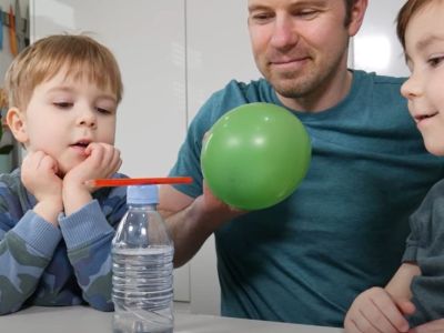 Πείραμα στατικού ηλεκτρισμού με μπαλόνι, μολύβι και ένα μπουκαλάκι νερό