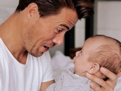 Μπαμπάδες εν δράσει - Στιγμιότυπα με το νεογέννητο στο σπίτι (εικόνες)
