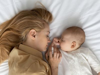 Πέντε ψέματα που πίστευα για τον ύπνο πριν γίνω μαμά