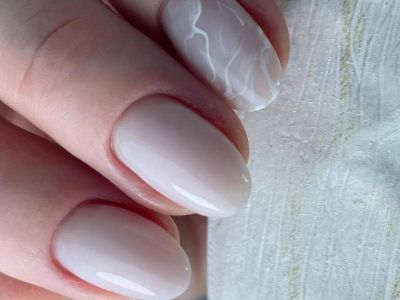 Milk bath νύχια: Πώς θα υιοθετήσεις το μεγαλύτερο nail trend του καλοκαιριού